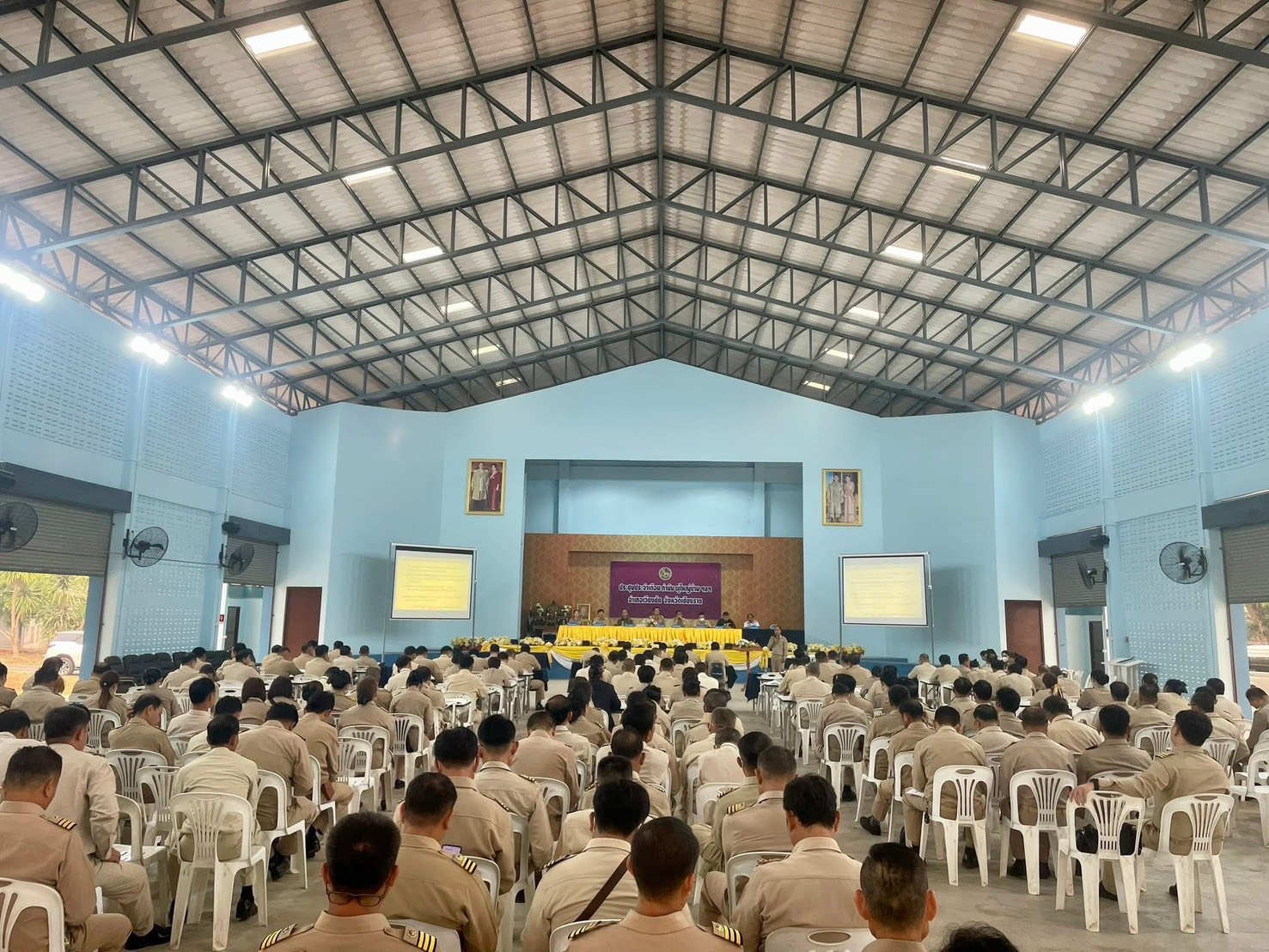 พช.เวียงชัย เข้าร่วมการประชุมกำนัน ผู้ใหญ่บ้าน ฯลฯ ประจำเดือนเมษายน 2569 และดำเนินกิจกรรมตลาดนัดคนไทยยิ้มได้หน้าที่ว่าการอำเภอเวียงชัย